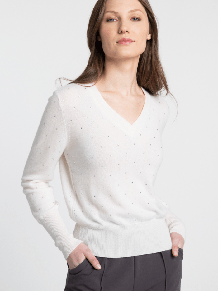 Kinross-Cashmere-Crystal-Vee-Jumper-In-Pearl LFSC3 295 izzi-of-baslow